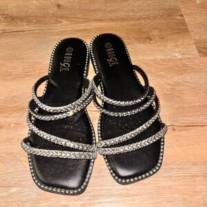 7 1/2 in woman black sandals.